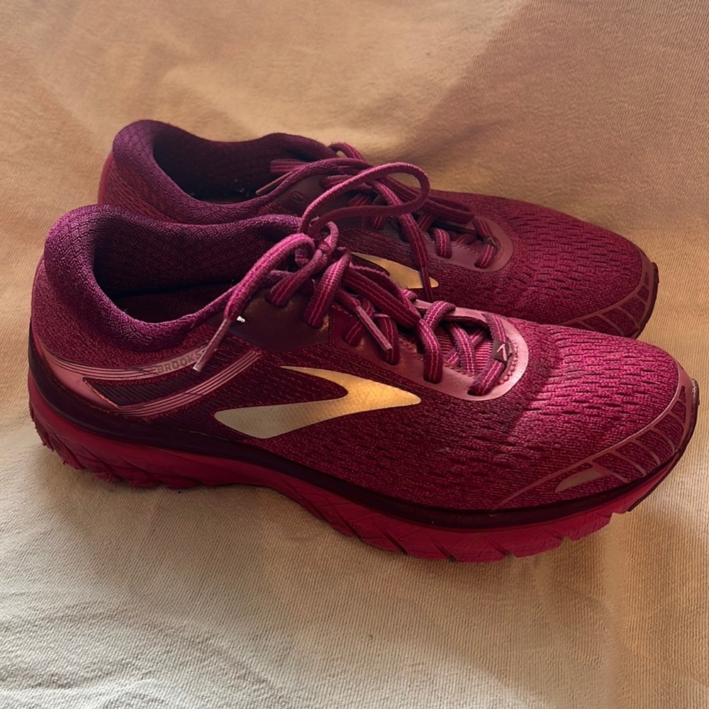 Brooks DNA sneakers, size 8